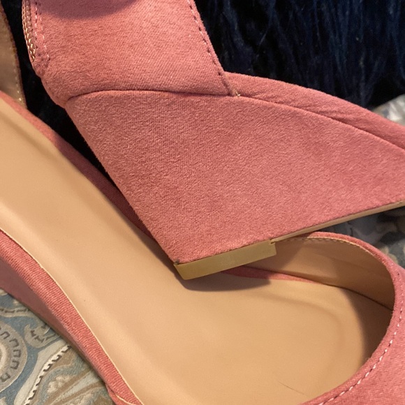 New in box Journee Collection Footwear - Picture 2 of 6